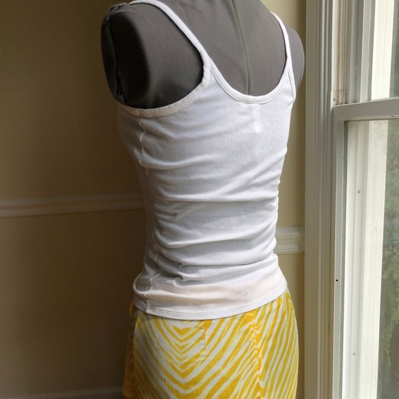 Off-white ribbed tank w/ lace flower appliques - Picture 7 of 8